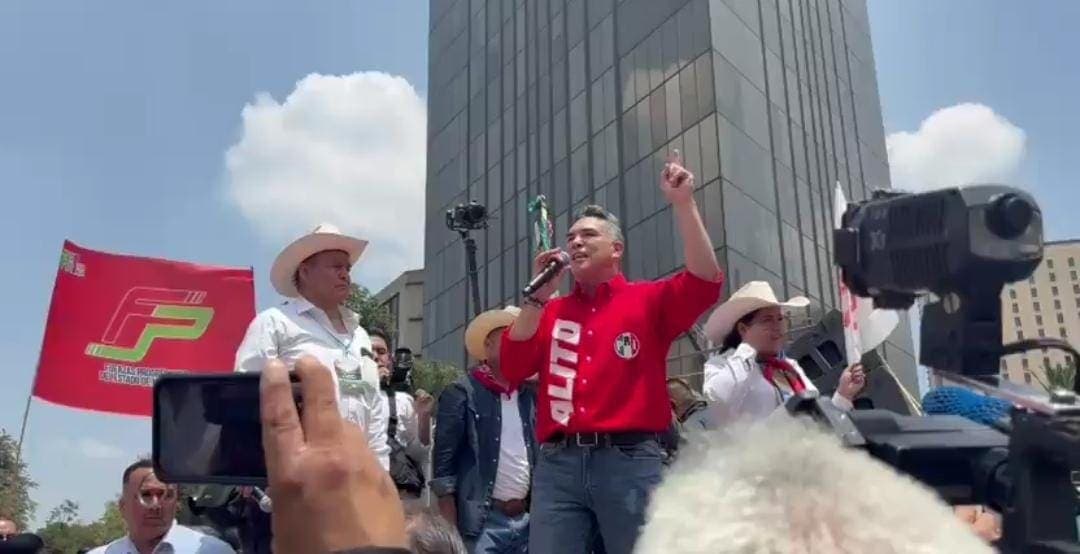 Simpatizantes le muestran su "apoyo espontáneo" a "Alito" Moreno tras pleito con Fernández Noroña