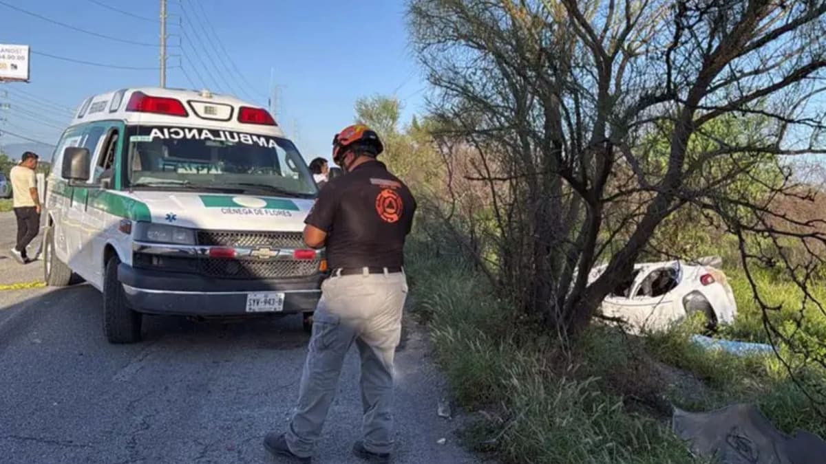 Accidente entre transporte de personal y un auto deja cuatro muertos en Nuevo León