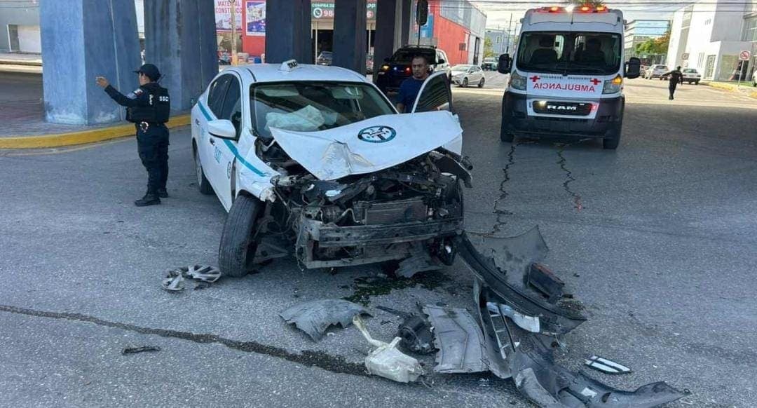 Taxista de Playa del Carmen queda lesionado luego que su unidad acabara destrozada tras un choque