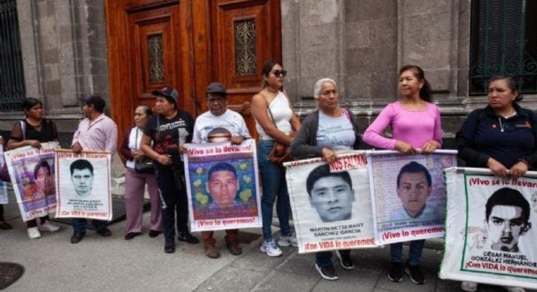 Padres de los 43 de Ayotzinapa se dicen decepcionados tras reunión con Claudia Sheinbaum