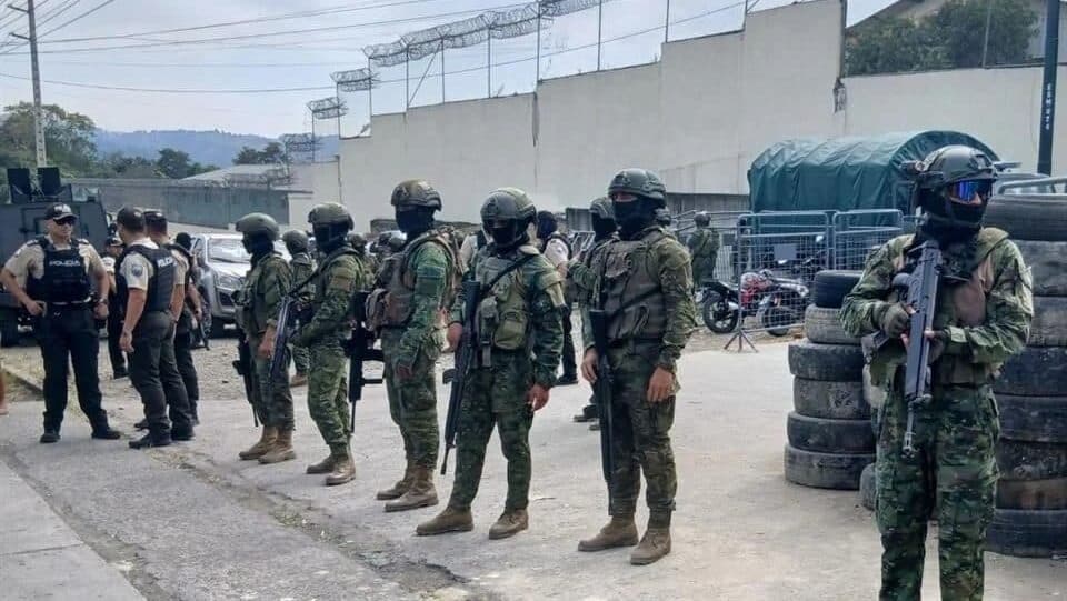 Enfrentamiento entre bandas deja al menos 17 reclusos asesinados en una cárcel de Ecuador