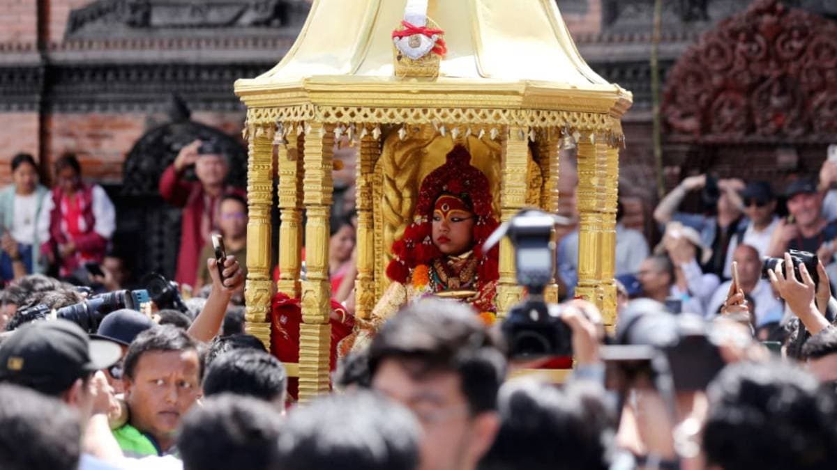 Video: Eligen a niña de dos años como la nueva "diosa viviente" de Nepal