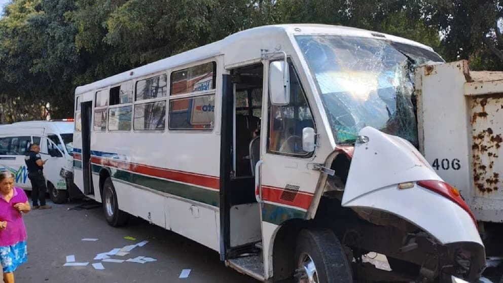 Video: Camión oficial se queda sin frenos y provoca carambola que deja 14 lesionados en Edomex