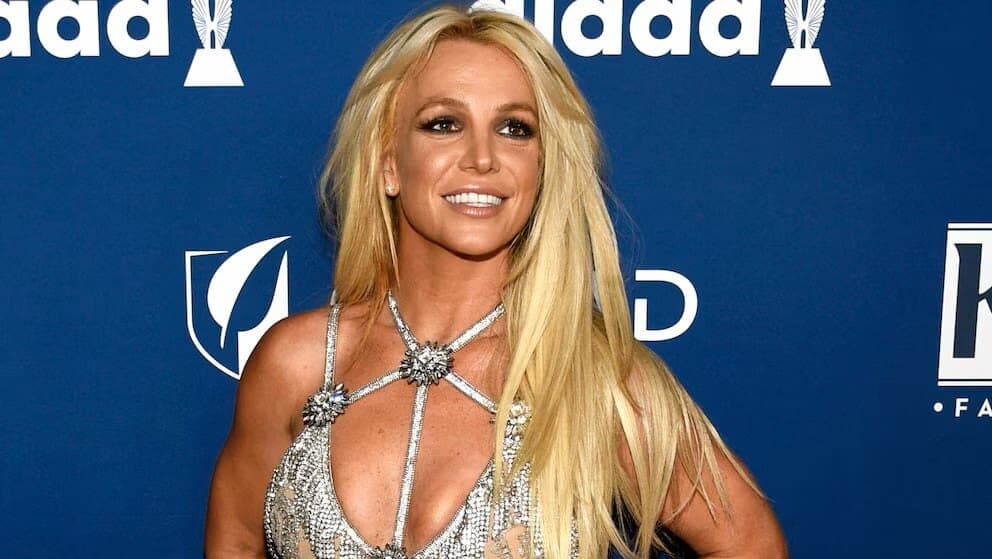 Video: Britney Spears se lesiona la rodilla tras caer por unas escaleras