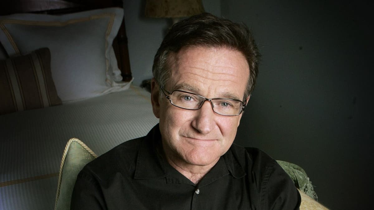 Hija de Robin Williams pide a fans que dejen de enviar videos de su padre hechos con IA