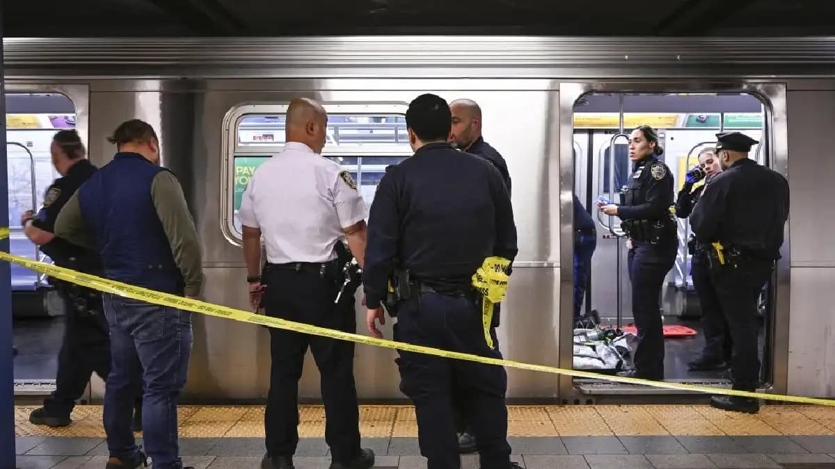 Adulto mayor es asesinado a golpes en el metro de Nueva York, Estados Unidos