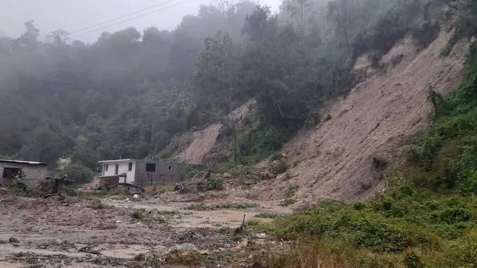Video: Deslaves y derrumbes dejan al menos tres muertos en Hidalgo