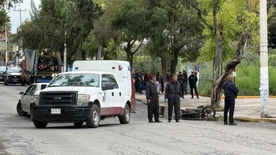 Mueren dos menores atropellados por una grúa cuando iban a la escuela en Ecatepec, Edomex