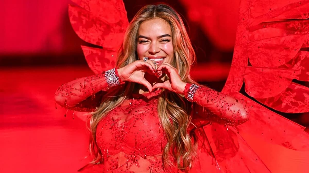 Video: Karol G debuta como "ángel" de Victoria's Secret en Nueva York