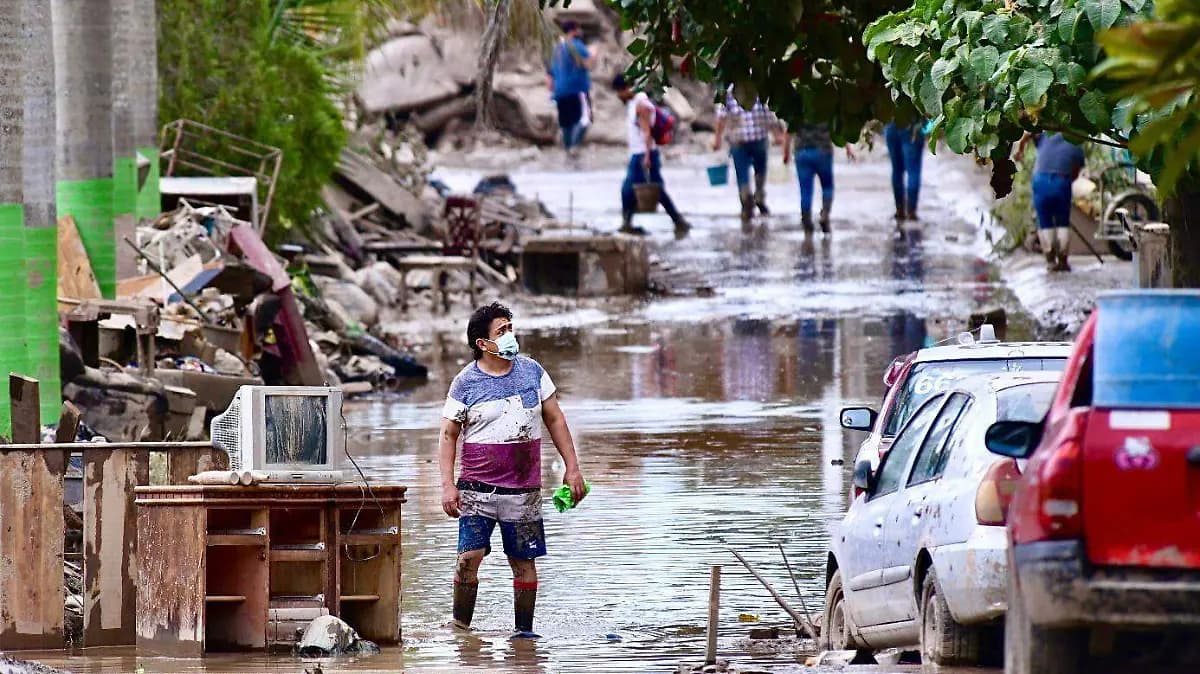 Gobierno de México entrega apoyos por lluvias en cinco estados; beneficiará a damnificados con hasta 70 mil pesos.