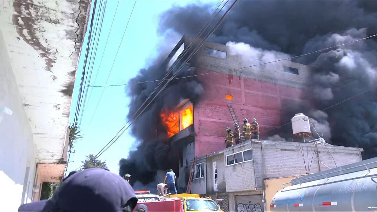 Fuerte incendio arrasa fábrica de colchones en Ecatepec, Edomex