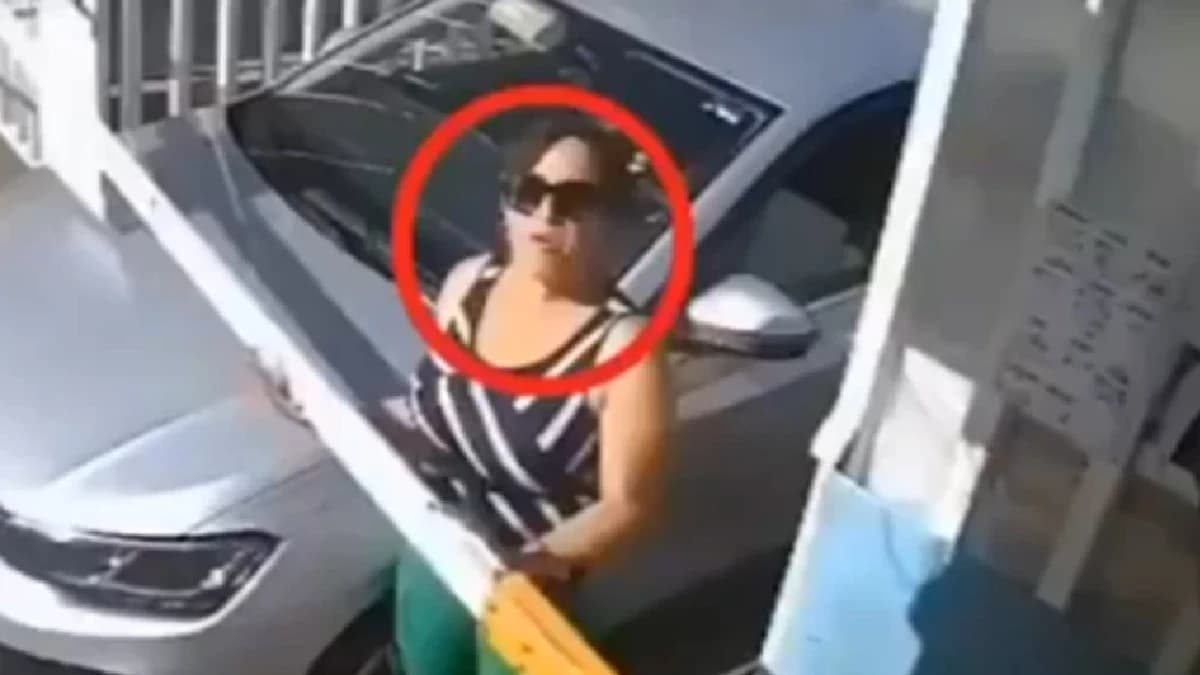 Video: Mujer insulta a vigilante al no poder estacionar su auto porque debía cuotas en Puebla