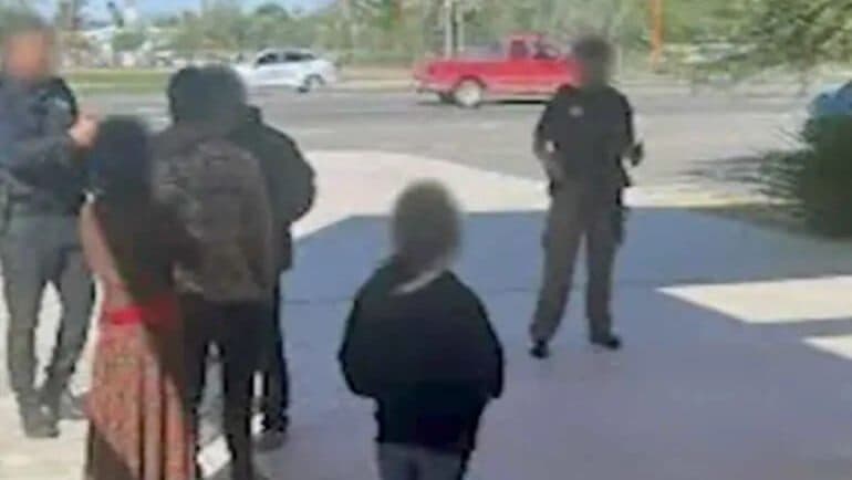 Rescatan a 10 niños que eran obligados a trabajar como malabaristas en Sonora