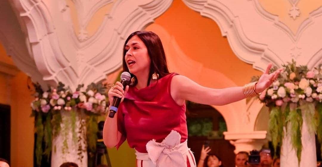 Video: Hermana de Layda Sansores se pone a cantar durante su informe del DIF en Campeche