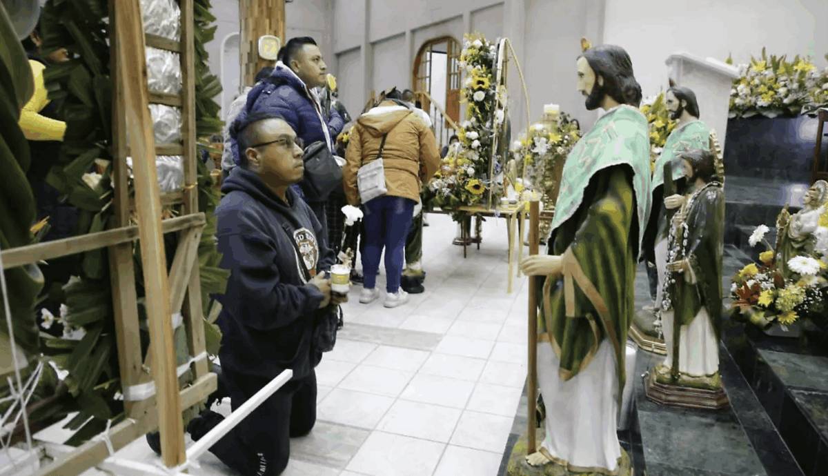 Celebración a San Judas Tadeo concentra a miles de feligreses en el templo de San Hipólito, en Cdmx