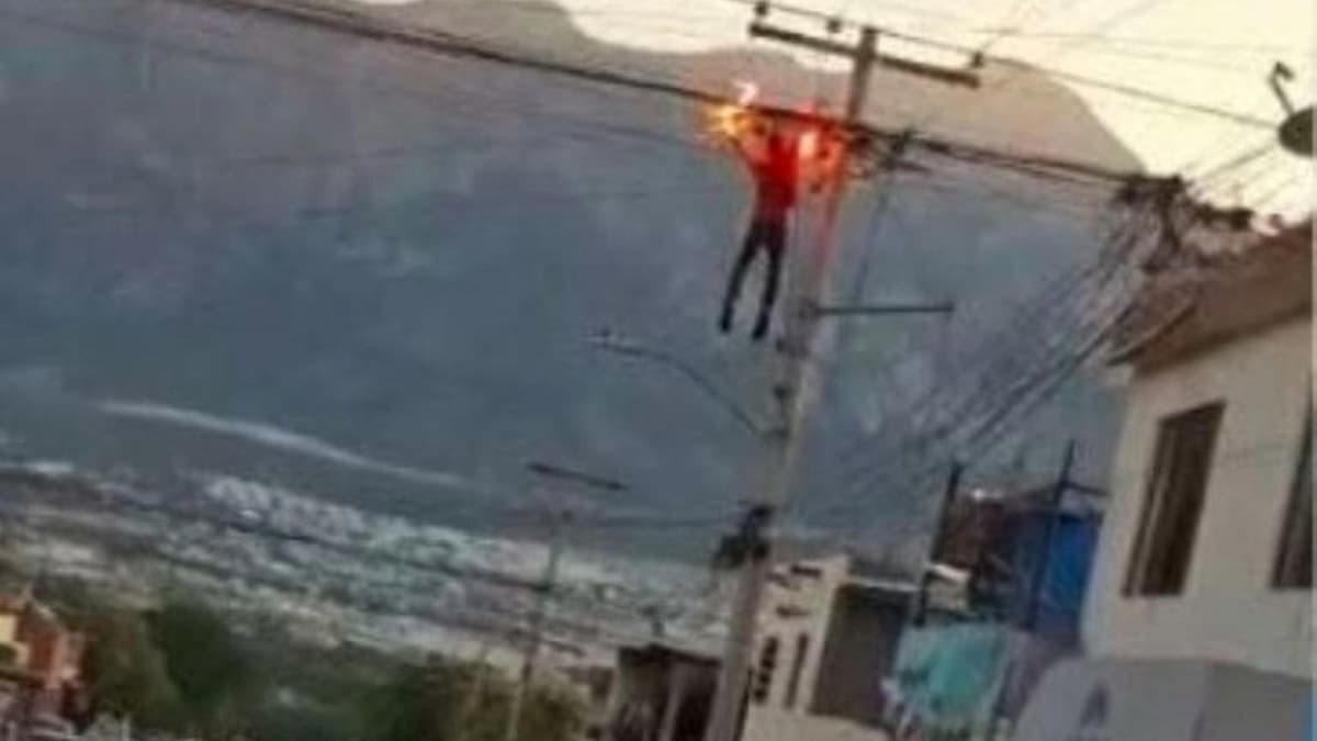 Video: Hombre termina electrocutado tras escalar un poste de luz en Santa Catarina, Nuevo León