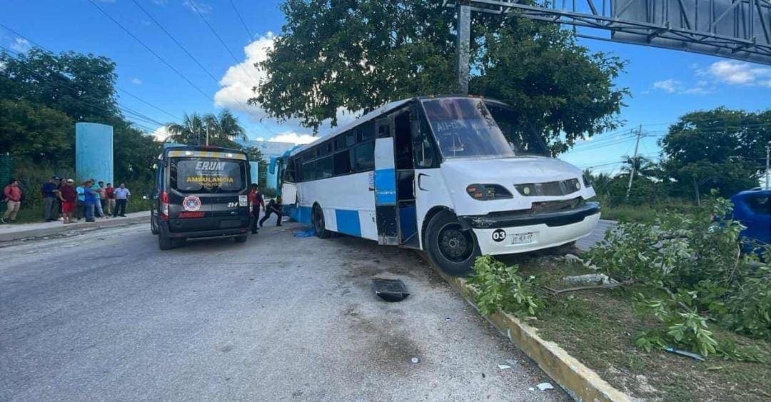 Conductor muere aplastado por su propio autobús en Playa del Carmen