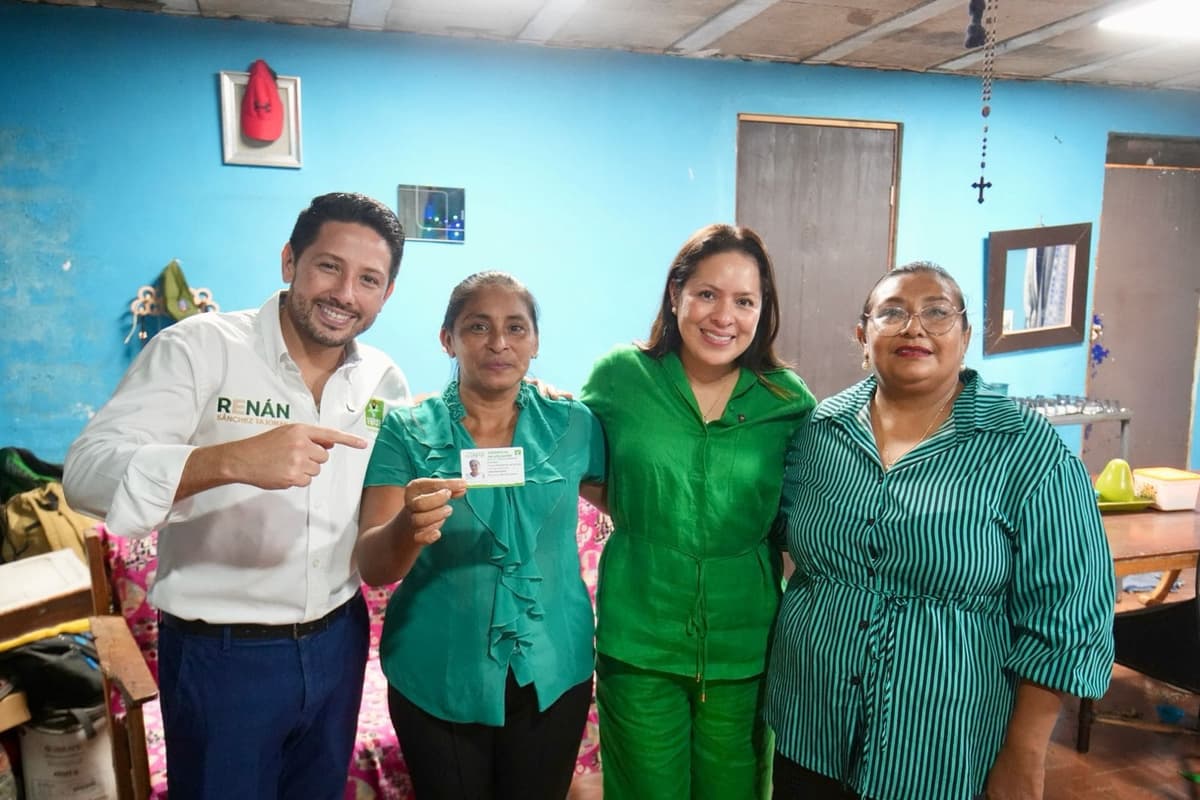 Renán Sánchez Tajonar entrega la primera credencial de afiliación del Partido Verde en Quintana Roo