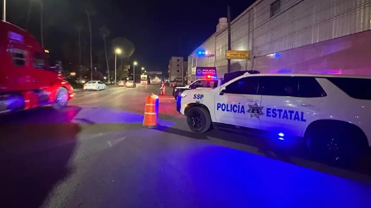 Conductor arroja a mujer desde un auto en movimiento en Saltillo, Coahuila