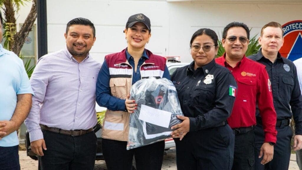 Estefanía Mercado entrega uniformes a Protección Civil y anuncia incremento salarial histórico para Bomberos