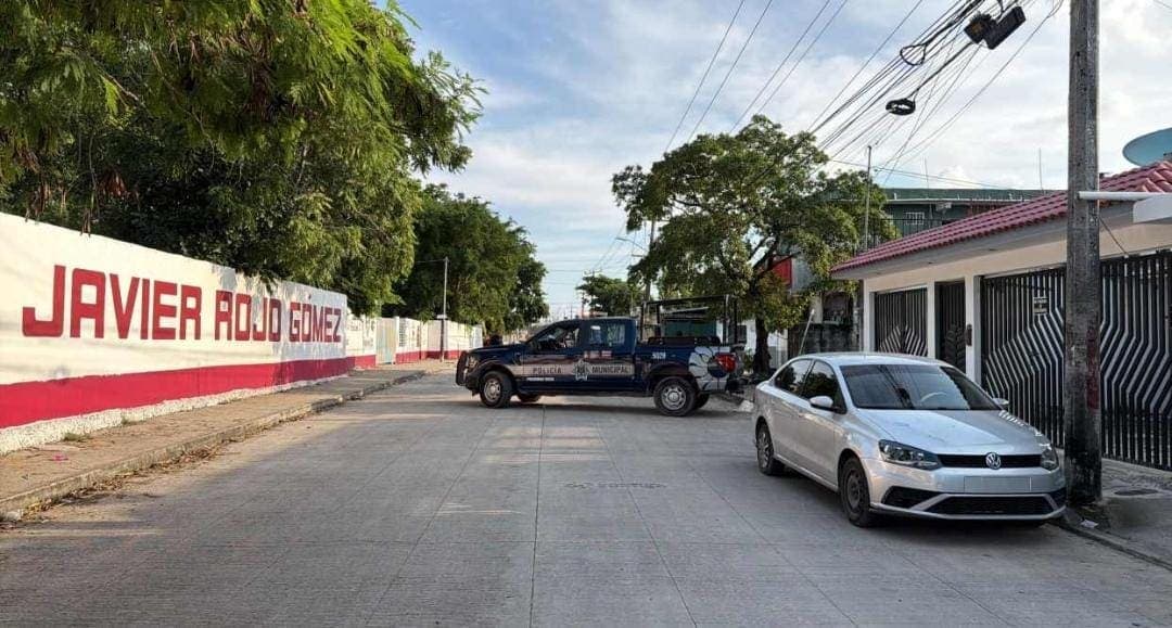 Asesinan a dos hombres frente a una escuela secundaria en Cancún