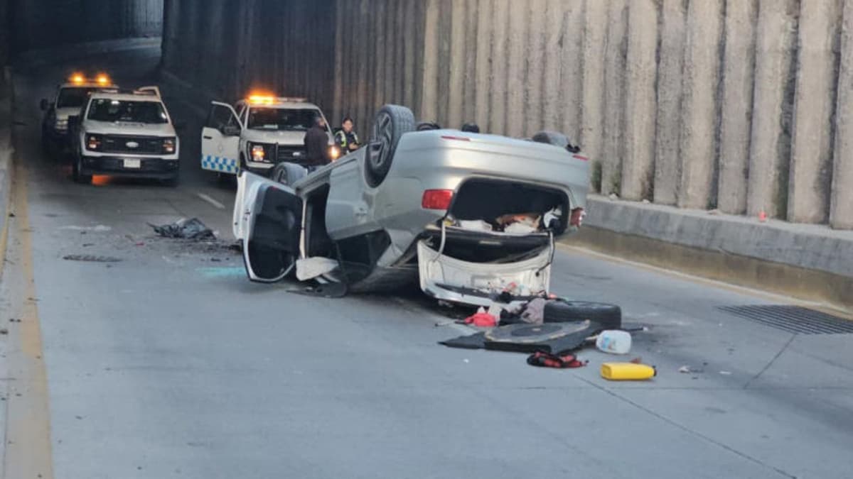 Hombre choca y vuelca su auto en plena avenida de Zapopan, Jalisco