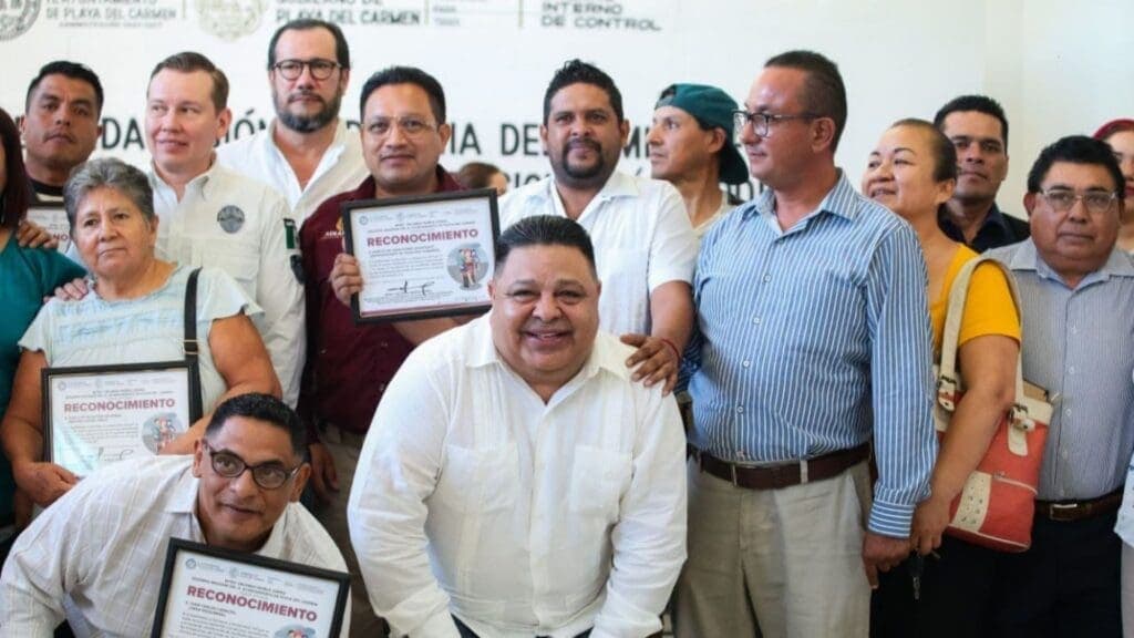 Gobierno de Estefanía Mercado entrega reconocimientos a integrantes de la Caravana Humanitaria de Playa del Carmen