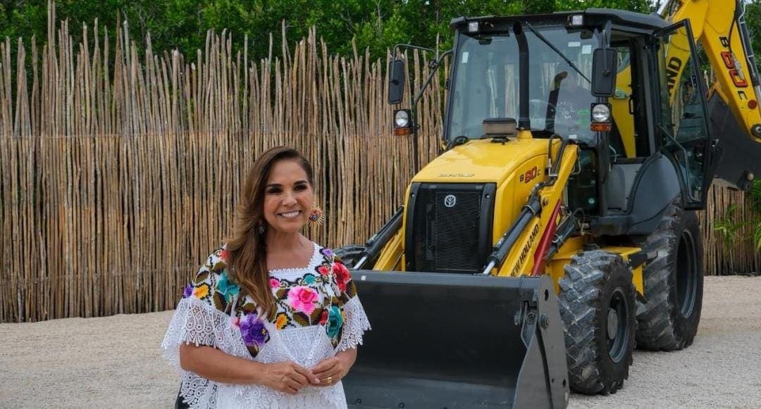 Mara Lezama entrega nuevo equipo para reforzar la limpieza de sargazo en Mahahual