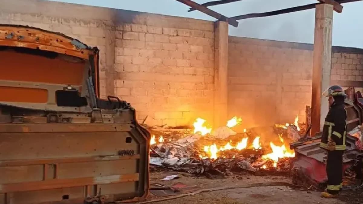 Incendian predio que usaban para desmantelar camiones robados en Tlaxcala