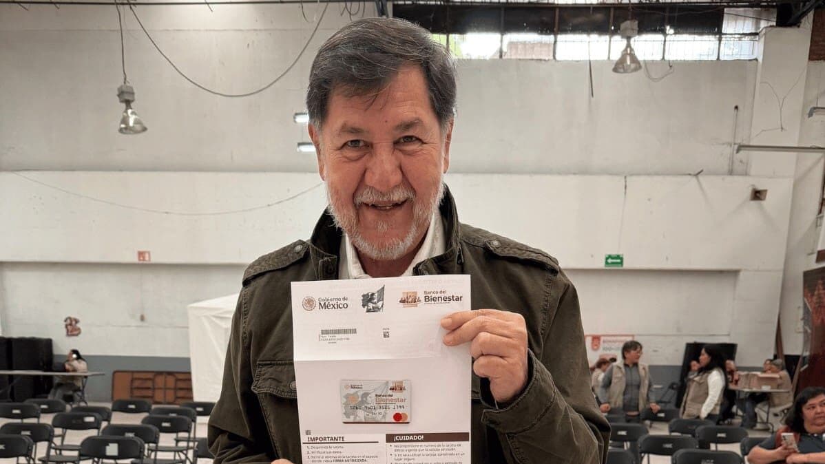 Celebra Fernández Noroña tras recibir su tarjeta de la Pensión del Bienestar para adultos mayores