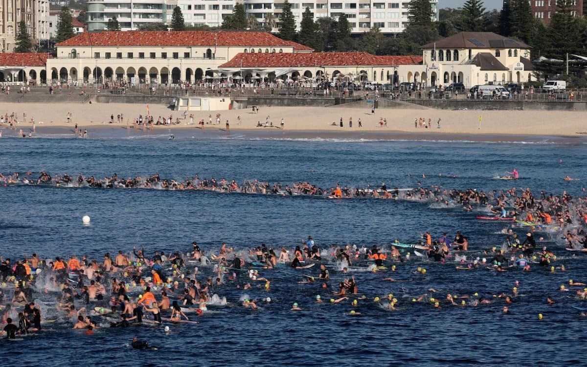 Surfistas rinden emotivo homenaje a las víctimas del atentado de Bondi Beach, Australia