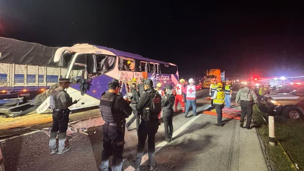 Choque entre autobús y tráiler deja dos muertos y 35 heridos en Tamaulipas