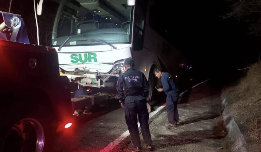 Mueren dos mujeres tras choque de camioneta y autobús en Oaxaca