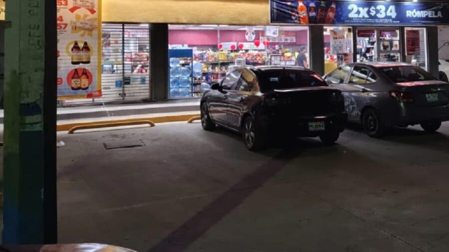 Trabajadoras de tienda de conveniencia son golpeadas y arrastradas por ladrones en Torreón, Coahuila