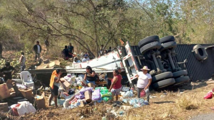 Tráiler vuelca sobre la carretera Salina Cruz-Huatulco en Oaxaca y se hace la rapiña