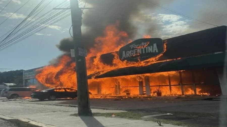 "Incendian" la Fonda Argentina de Playa del Carmen con IA