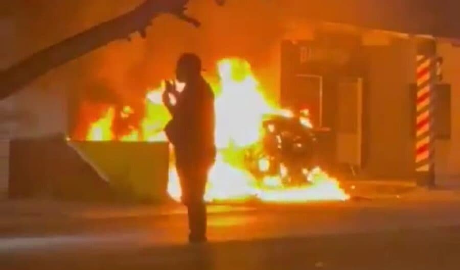 Video: Se incendia otro auto en Cancún; esta vez dentro de una vulcanizadora en la 228