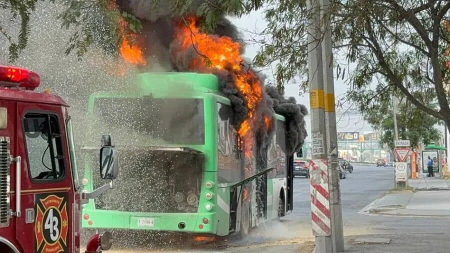 Video: Se incendia camión de una ruta urbana en Guadalupe, Nuevo León