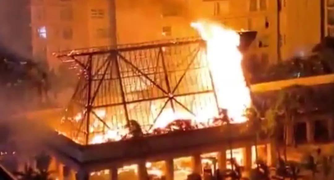 Video: Se incendian oficinas de Grupo Xcaret en Cancún